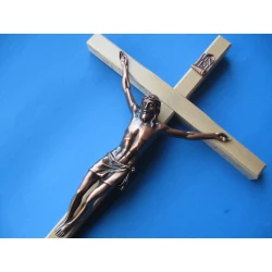 Krzyż drewniany  jasny brąz na ścianę 45 cm